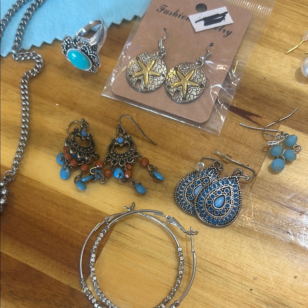Lot of Jewelry - Picture 3 of 7